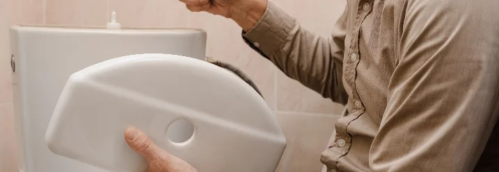 Person repariert Spülkasten